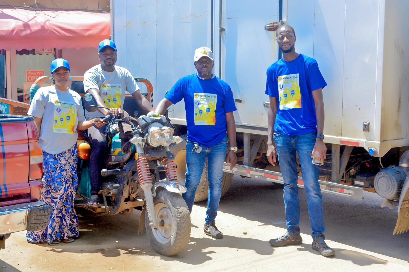 Équipe Amsoukouna devant le camion de livraison